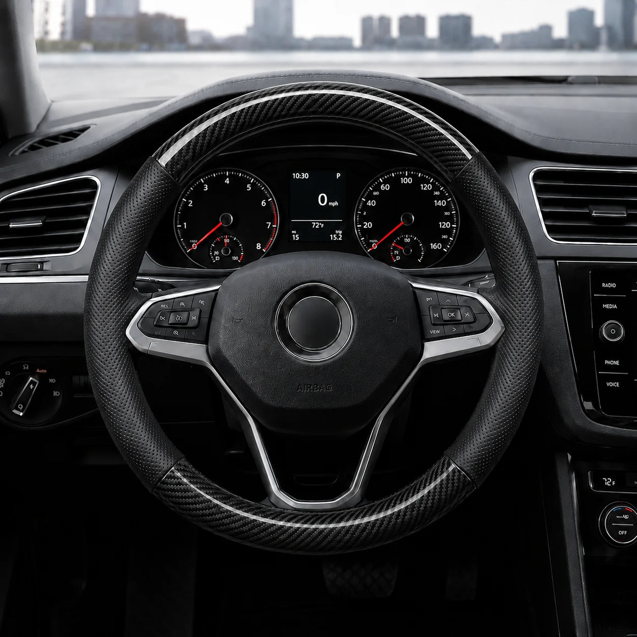 Couvre volant Flamingo noir et carbone installé dans une voiture