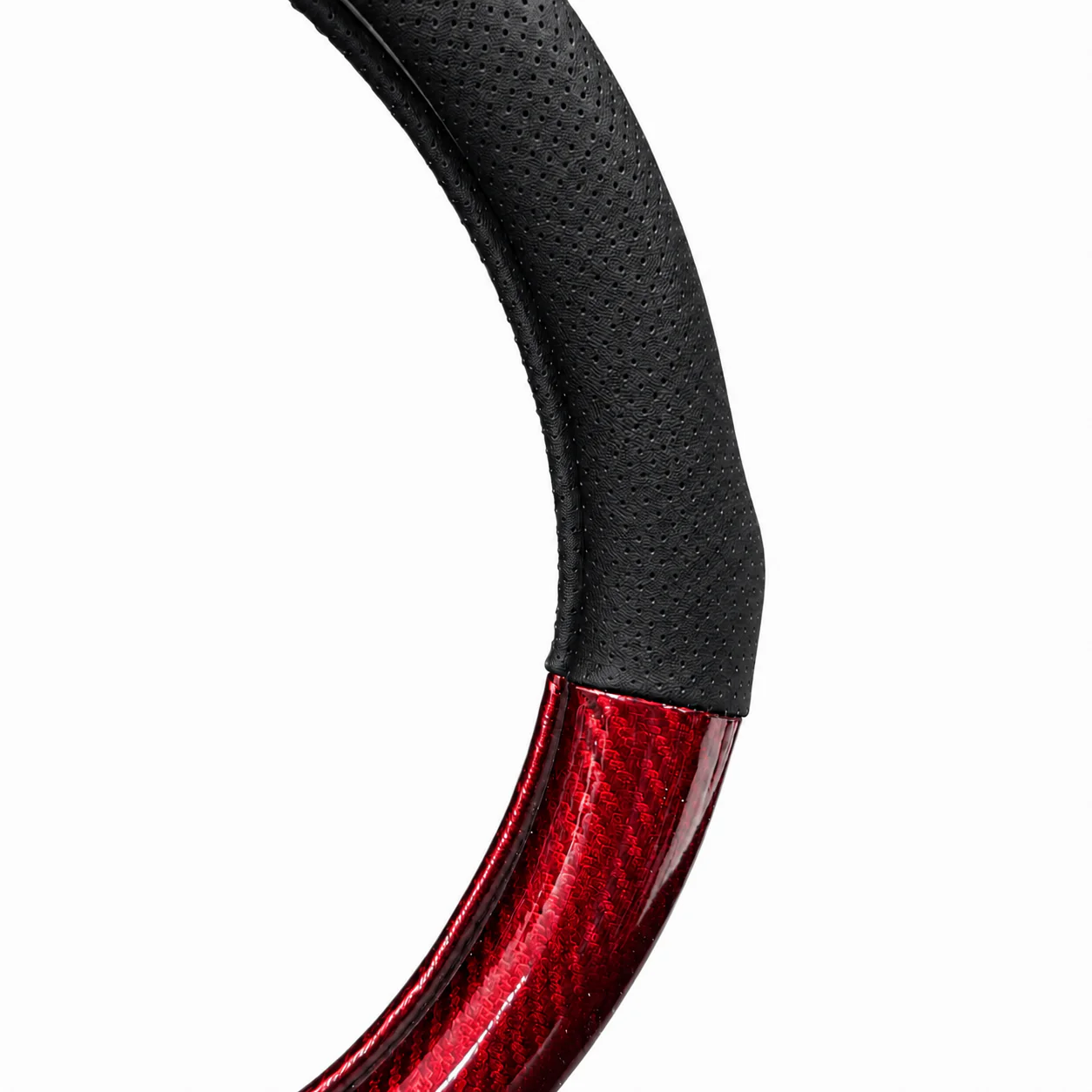 Détail du cuir perforé noir et de la finition carbone rouge