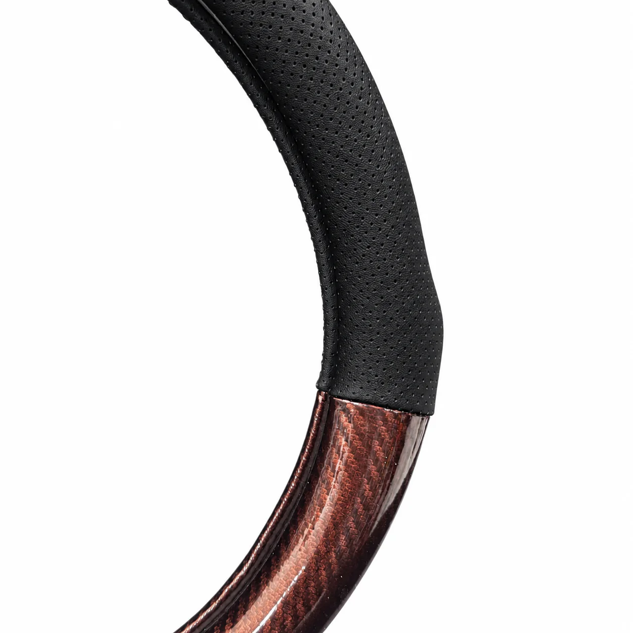 Détail du cuir perforé noir et de la finition effet bois foncé
