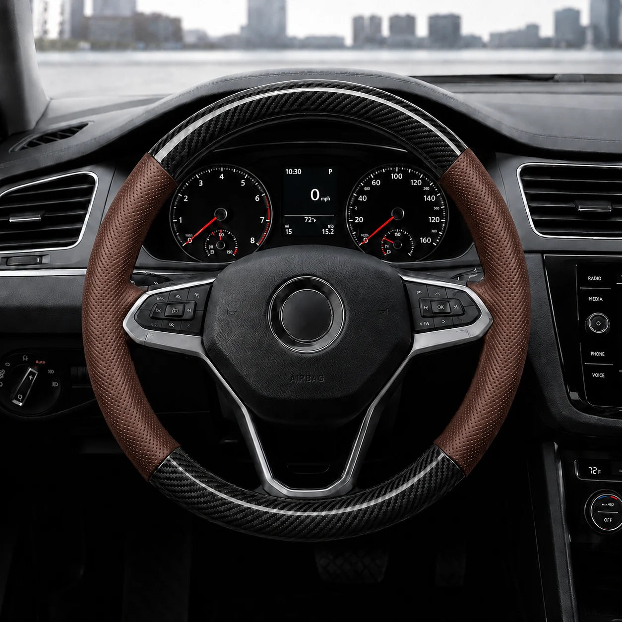 Couvre volant Flamingo marron et carbone installé dans une voiture