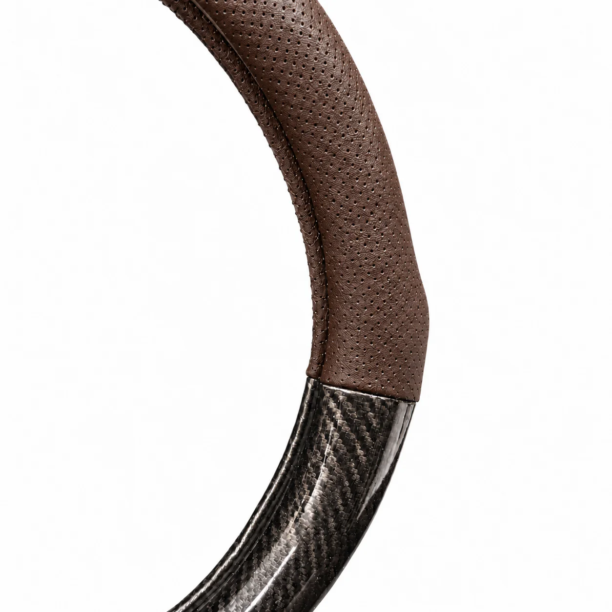 Détail du cuir perforé marron et de la finition carbone du couvre volant