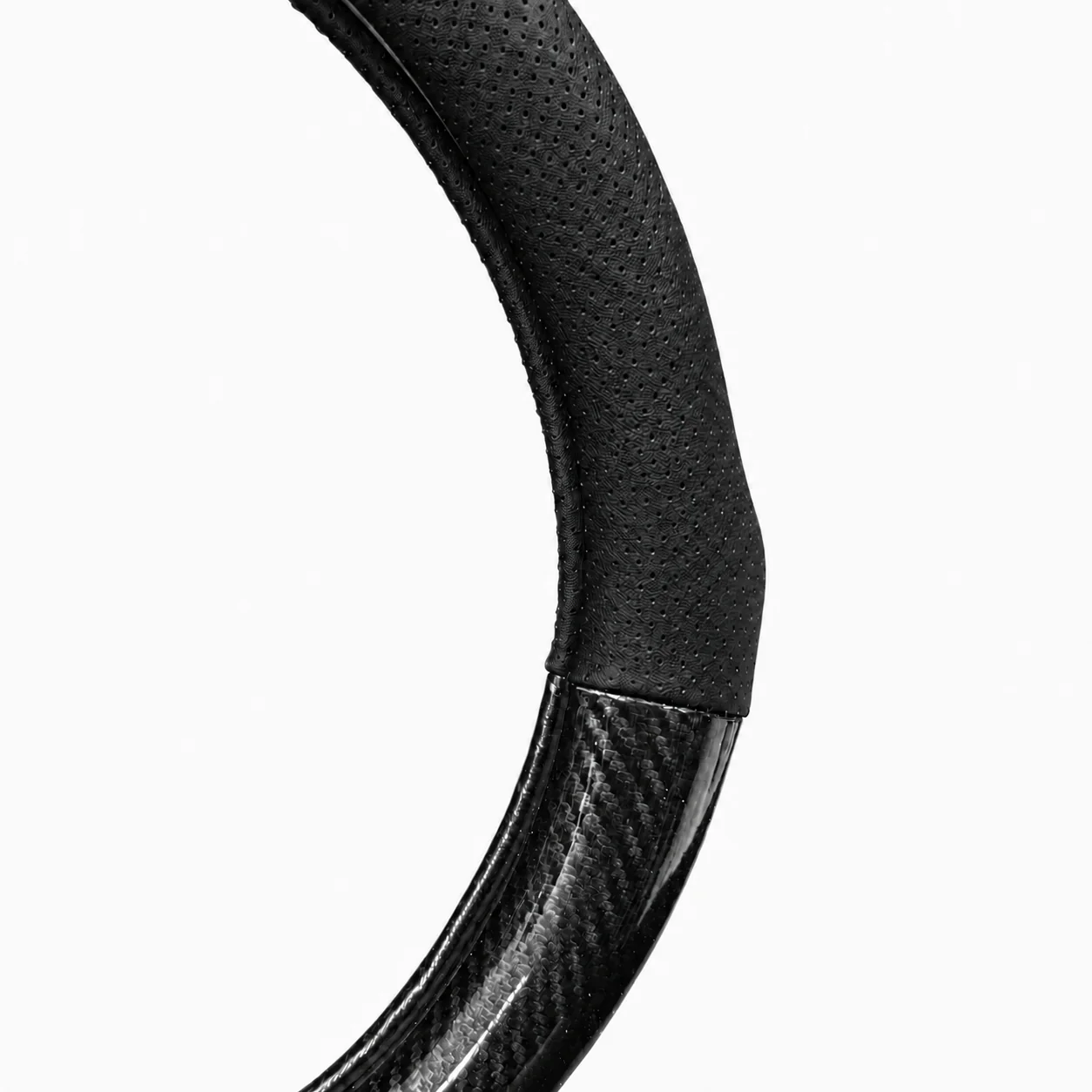 Détail du cuir perforé noir et de la finition carbone du couvre volant