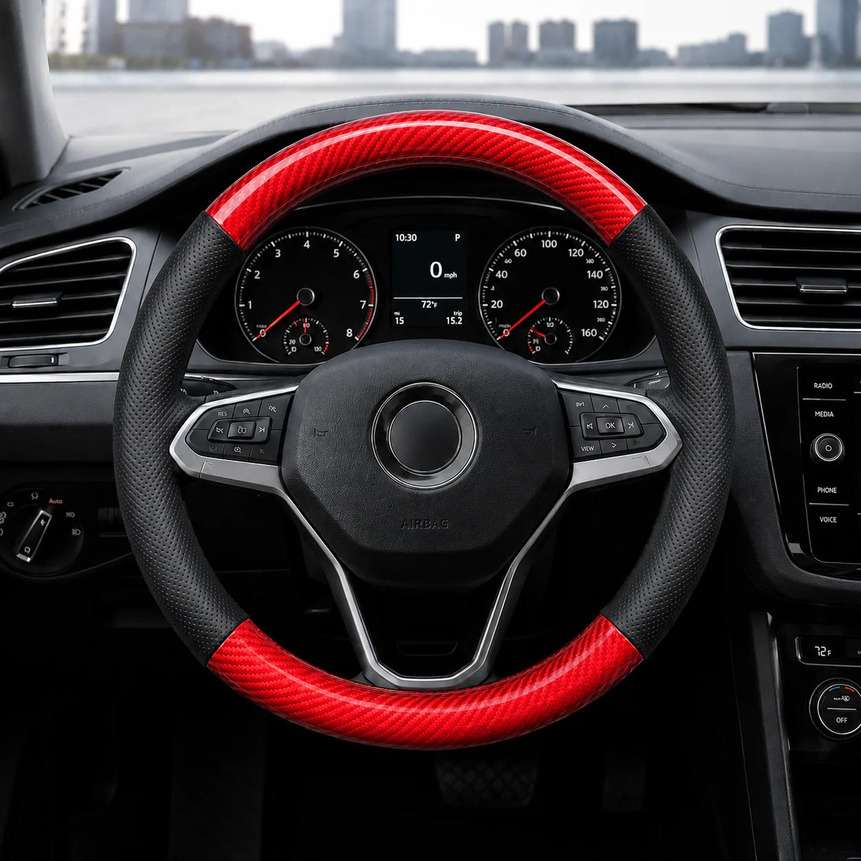 Couvre volant Flamingo rouge effet carbone installé dans une voiture